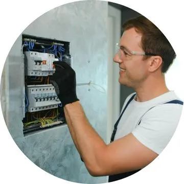 Eletricista em Santo André SP realizando nova instalação elétrica residencial