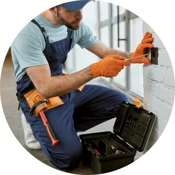 Cliente em Santo André SP recebendo orçamento de eletricista profissional