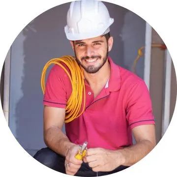 Eletricista realizando religação de energia e correção de falhas em instalações elétricas em , conforme normas NR10 e ABNT NBR 5410.