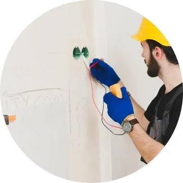 Eletricista realizando troca de fiação queimada e manutenção em painel de distribuição em , conforme normas NR10 e ABNT NBR 5410.