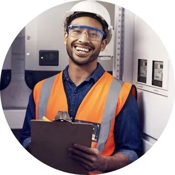 Eletricista comercial em Guarulhos SP realizando manutenção elétrica em empresa com segurança e eficiência