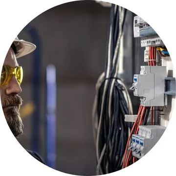 Manutenção elétrica preventiva realizada por eletricista em Guarulhos SP para garantir segurança e eficiência